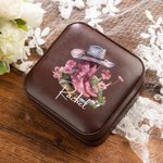 Personalisierte Geburt Blume Western Cowgirl Hut Stiefel Design Leder-Schmuck-Box mit Namen Portable Travel Accessories Geburtstagsgeschenk für Frauen