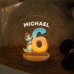 Personalizada Fantasía Unicornio Dinosaurio Dibujos animados Número LED Luz de Noche con Nombre y Base de Madera Decoración de Guardería Cumpleaños Baby Shower Regalo para Niños