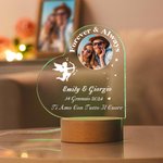Luce notturna a LED base in legno personalizzata con foto di cupido nomi data testo decor da scrivania regalo di San Valentino e anniversario