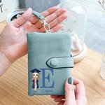 Personalizado Cartoon Graduate carácter tríptico de cuero de la PU Wristlet billetera con la inicial y titular de la tarjeta de graduación de cumpleaños de regalo para las mujeres graduados