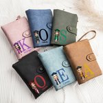 Personalizado Cartoon Graduate carácter tríptico de cuero de la PU Wristlet billetera con la inicial y titular de la tarjeta de graduación de cumpleaños de regalo para las mujeres graduados