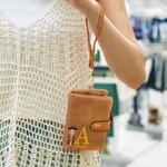 Personalizado Cartoon Graduate carácter tríptico de cuero de la PU Wristlet billetera con la inicial y titular de la tarjeta de graduación de cumpleaños de regalo para las mujeres graduados