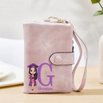 Personalizado Cartoon Graduate carácter tríptico de cuero de la PU Wristlet billetera con la inicial y titular de la tarjeta de graduación de cumpleaños de regalo para las mujeres graduados
