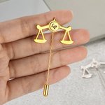 Alfiler de solapa personalizado Escala de la Justicia con iniciales grabadas Accesorio de traje Regalo de cumpleaños para abogado Graduados de la Facultad de Derecho Estudiante Juez