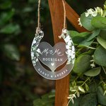 Personalisierte Lucky Horseshoe Floral Sign Frosted Acryl Ornament mit Nachnamen und Paar Namen Tür Dekor Jahrestag Hochzeit Geschenk für Newlyweds
