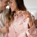 Personalisierte Lucky Horseshoe Floral Sign Frosted Acryl Ornament mit Nachnamen und Paar Namen Tür Dekor Jahrestag Hochzeit Geschenk für Newlyweds