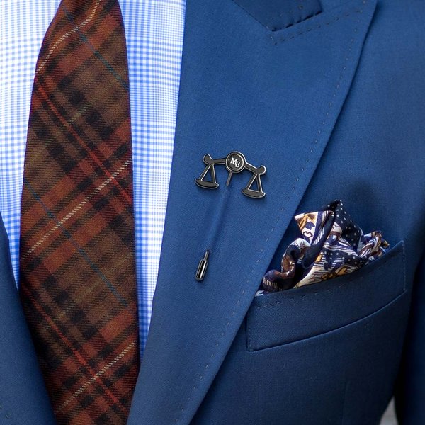 Alfiler de solapa personalizado Escala de la Justicia con iniciales grabadas Accesorio de traje Regalo de cumpleaños para abogado Graduados de la Facultad de Derecho Estudiante Juez