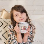 Taza esmaltada de 11 oz personalizada con el nombre Conejo dormido en una cesta Regalo de cumpleaños de Pascua para niños Niñas
