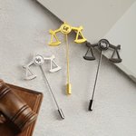 Alfiler de solapa personalizado Escala de la Justicia con iniciales grabadas Accesorio de traje Regalo de cumpleaños para abogado Graduados de la Facultad de Derecho Estudiante Juez