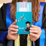 Personalisierte Cartoon Graduate Horoskop Geburt Blume Name Passport Holder und Gepäckanhänger Set Reisezubehör Graduierung Geschenk für Frauen
