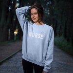 Felpa personalizzata con motivo glitterato NURSE nome ricamato e spilla a forma di stetoscopio regalo di laurea o compleanno per infermieri