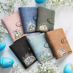 Personalizado portátil floral cruz huevos de Pascua de cuero de tres pliegues billetera con nombre y correa de muñeca de cumpleaños de Pascua de regalo para las mujeres cristianas