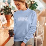 Felpa personalizzata con motivo glitterato NURSE nome ricamato e spilla a forma di stetoscopio regalo di laurea o compleanno per infermieri