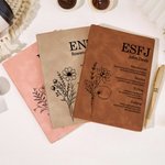 Personalisierte MBTI Definition Geburt Blume A5 Leder Notizbuch mit Namen Geburtstag Geschenk für Familie Freunde