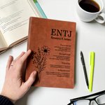 Personalisierte MBTI Definition Geburt Blume A5 Leder Notizbuch mit Namen Geburtstag Geschenk für Familie Freunde