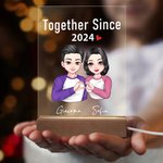 Luce notturna a LED acrilica personalizzata con gesto del cuore base in legno e nomi decorazione da scrivania regalo  per San Valentino per coppie