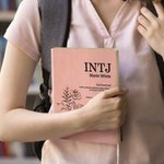 Personalisierte MBTI Definition Geburt Blume A5 Leder Notizbuch mit Namen Geburtstag Geschenk für Familie Freunde