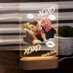 Veilleuse LED personnalisée XOXO Lips Photo Nom avec base en bois Décoration de la maison Cadeau d'anniversaire de la Saint-Valentin pour couple