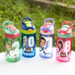 Personalisierte Cartoon Fußballspieler-Geischtfoto 475 ml Kinder Trinkflasche mit Namen und Nummer zurück zur Schule Geburtstag Geschenk für Kinder