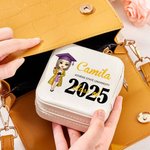 Personalisierte Graduierung Cartoon Mädchen Leder Reise-Schmuck-Box mit Namen und Jahr Graduierung Zeremonie Souvenir Geburtstag Geschenk für Frauen Mädchen