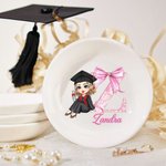Gepersonaliseerde Graduate Character Pink Bow Initial Ceramic Trinket Jewelry Dish met naam Gefeliciteerd Graduation Gift voor vrouwen