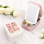 Personalisierte In meiner verlobten Ära Zukunft PU-Leder-Reise-Schmuck-Box mit Namen und LED Make-up-Spiegel Valentinstag Verlobung Geschenk für Frauen