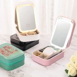 Personalisierte In meiner verlobten Ära Zukunft PU-Leder-Reise-Schmuck-Box mit Namen und LED Make-up-Spiegel Valentinstag Verlobung Geschenk für Frauen