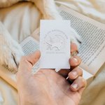 Personalisierter Mond Sterne Haustier Buchpräger mit Namen Zitat Handgehaltener Prägestempel Geburtstag Geschenk für Tierliebhaber Buchliebhaber