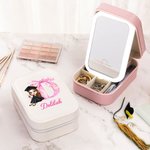 Personalisierte Cartoon Girl Bow Initial Leder Schmuckkasten mit Namen und LED Drei-Farben-einstellbare Make-up-Spiegel Geburtstag Graduierung Geschenk für Frauen