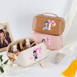 Personalizado de dibujos animados graduado rosa arco inicial de cuero bolsa de maquillaje con nombre de viaje Accesorios de cumpleaños de graduación de regalo para las mujeres niñas