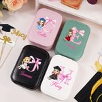 Personalisierte Cartoon Girl Bow Initial Leder Schmuckkasten mit Namen und LED Drei-Farben-einstellbare Make-up-Spiegel Geburtstag Graduierung Geschenk für Frauen