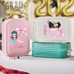 Personalisierte Cartoon Girl Bow Initial Leder Schmuckkasten mit Namen und LED Drei-Farben-einstellbare Make-up-Spiegel Geburtstag Graduierung Geschenk für Frauen