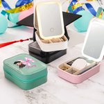 Personalisierte Cartoon Girl Bow Initial Leder Schmuckkasten mit Namen und LED Drei-Farben-einstellbare Make-up-Spiegel Geburtstag Graduierung Geschenk für Frauen