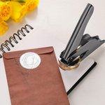 Timbro a secco personalizzato con silhouette di luna gatto fiore di nascita e nome regalo perfetto per gli amanti dei libri