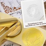 Timbro a secco personalizzato con silhouette di luna gatto fiore di nascita e nome regalo perfetto per gli amanti dei libri