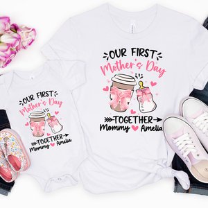 Coqueta Personalizada Lazo Biberón y Taza de Café 100% Algodón Camiseta Bebé Body con Nombres Nuestro Primer Regalo Día de la Madre para Mamá Bebé
