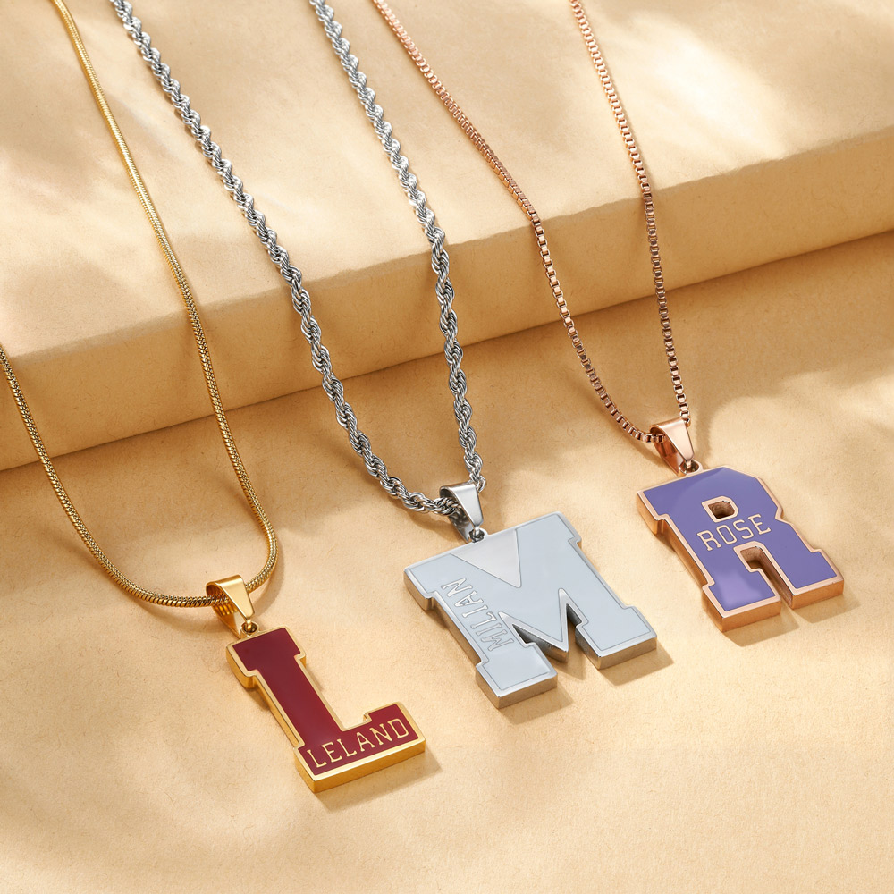 Collier personnalisé en émail multicolore avec initiales et nom Cadeau d'anniversaire pour la famille