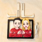 Marco de madera con soporte y personaje de dibujo animado con gesto de corazón personalizado regalo de San Valentín o aniversario para pareja