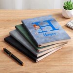 Personalizada de dibujos animados Graduado Inicial PU Cuaderno de cuero con el nombre y 200 páginas rayadas Cumpleaños Regalo de graduación para los graduados