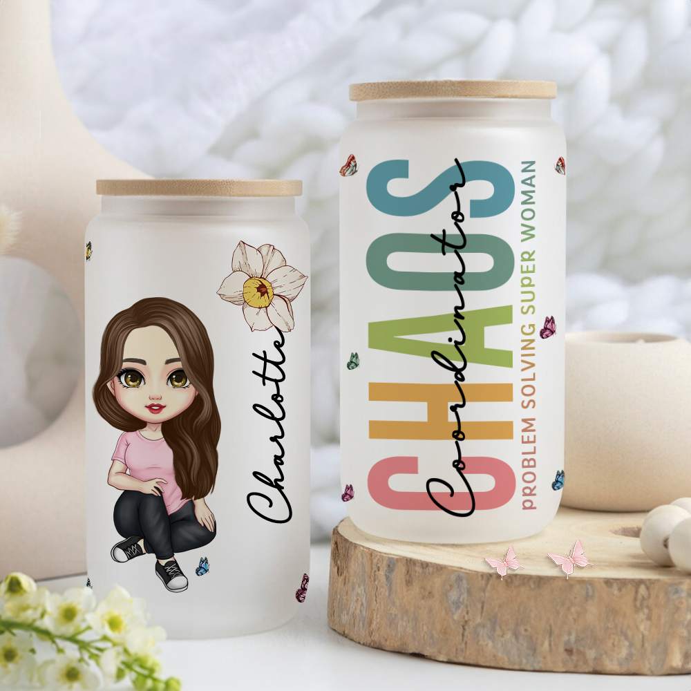 Coordonnateur Chaos Personnalisé Personnage Cartoon Nom Fleur de naissance Tasse en verre givré 20oz avec couvercle et paille Cadeau d'Anniversaire pour Femmes