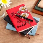 Personifierad She Is Strong Födelseblomma A6 Anteckningsbok med namn och 200 linjerade sidor Positiv bekräftelse Födelsedag Mors dag Present till kvinnor