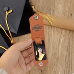 Personalisierte Multicolor Graduation Cap Foto Leder Schlüsselanhänger mit Namen und Jahr motivierende Graduierung Geschenk für Absolventen
