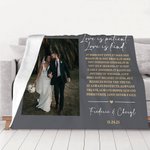 Personalisierte Liebe ist geduldig Kind Foto weiche Decke mit Namen und Datum Valentinstag Jahrestag Hochzeitsgeschenk für Paar werfen