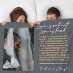 Personalisierte Liebe ist geduldig Kind Foto weiche Decke mit Namen und Datum Valentinstag Jahrestag Hochzeitsgeschenk für Paar werfen