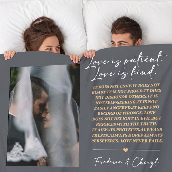 Personalisierte Liebe ist geduldig Kind Foto weiche Decke mit Namen und Datum Valentinstag Jahrestag Hochzeitsgeschenk für Paar werfen
