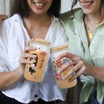 Gepersonaliseerde Cool Sisters Club Cartoon karakter geboorte bloem 20oz Frosted glazen beker met naam en rietje Verjaardagscadeau voor vrouwen meisjes