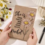 Personifierad She Is Strong Födelseblomma A6 Anteckningsbok med namn och 200 linjerade sidor Positiv bekräftelse Födelsedag Mors dag Present till kvinnor