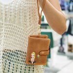 Personalizado 3D Cartoon Girl Tri-Fold PU Cartera de cuero con la flor de nacimiento y el nombre de cumpleaños Aniversario Regalo para Mujeres Niñas