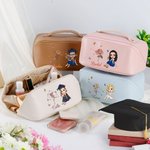 Personalisierte Cartoon Absolvent Horoskop Geburt Blume Leder weite Öffnung Make-up-Tasche mit Namen Geburtstag Graduierung Geschenk für Frauen