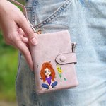 Personalizado 3D Cartoon Girl Tri-Fold PU Cartera de cuero con la flor de nacimiento y el nombre de cumpleaños Aniversario Regalo para Mujeres Niñas